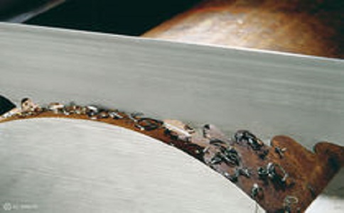 曲靖带锯床线速度设定过高，为什么会导致带锯条齿尖发热加速锯条的磨损？